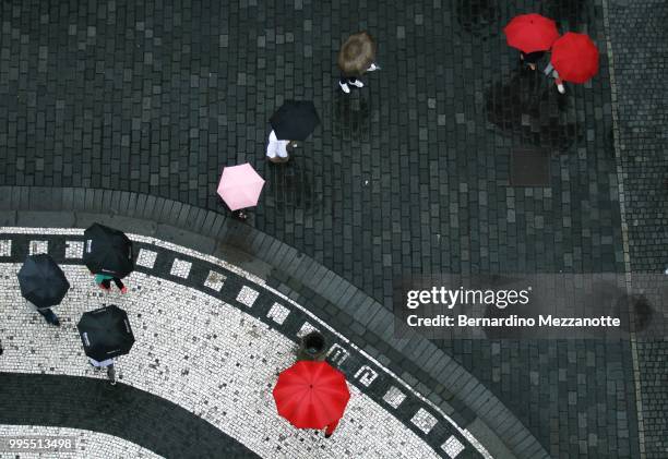 (para)pluie - pluie fotografías e imágenes de stock