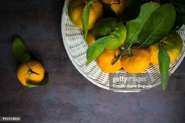 ripe tangerine with green leaves - tangerine 2015 film stock-fotos und bilder