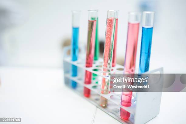 liquids in test tubes in lab - reageerbuisrek stockfoto's en -beelden