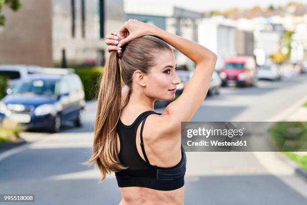 attractive sportive young woman on a street in the city - codino foto e immagini stock