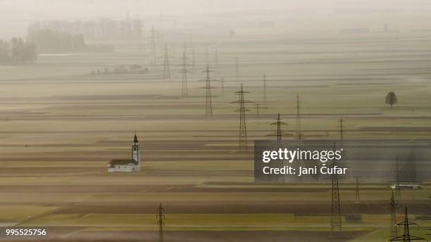 fields in fogy morning - kranj 個照片及圖片檔