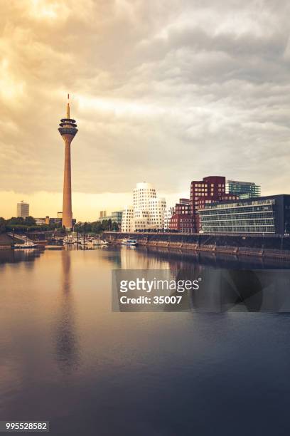 düsseldorf duitsland stadsgezicht bij zonsondergang - düsseldorf stockfoto's en -beelden