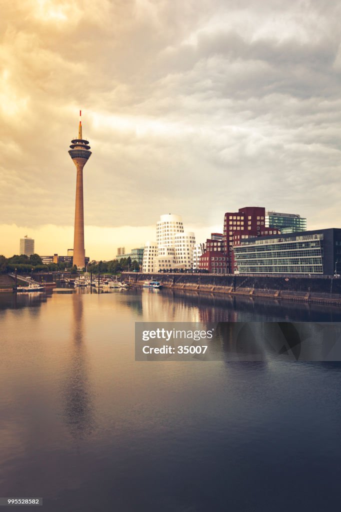 Cityscape de Duesseldorf Alemanha ao pôr do sol