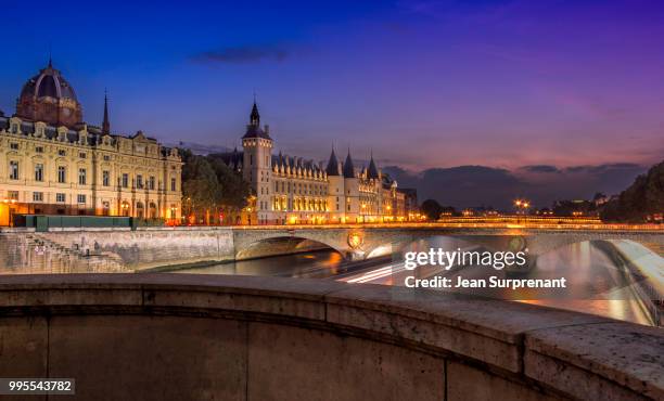 conciergerie at blue hour - conciergerie stock pictures, royalty-free photos & images