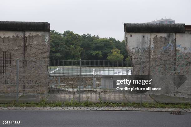 Major hole can be seen in the former border wall at the Topographie des Terrors museum in Berlin, Germany, 26 September 2017. Photo: Paul Zinken/dpa