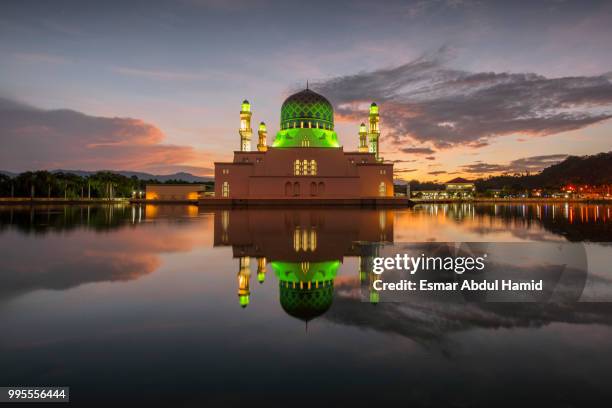 masjid bandaraya kota kinabalu - masjid bandaraya kota kinabalu fotografías e imágenes de stock