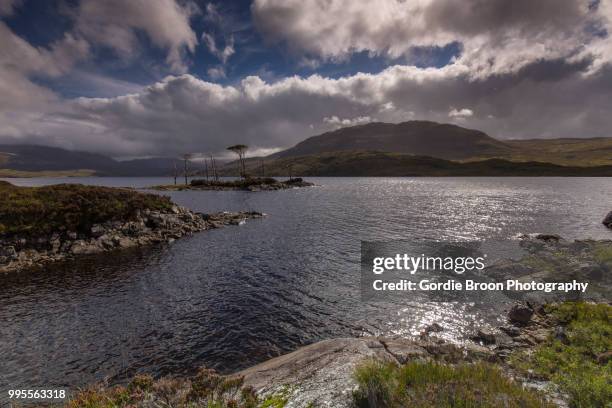 loch assynt. - loch assynt stockfoto's en -beelden