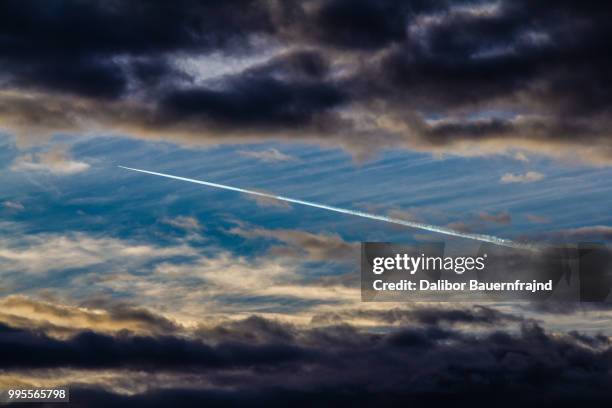 avion na nebu.. - avion stock pictures, royalty-free photos & images