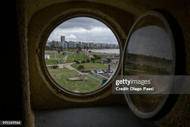 uma cidade pela janela - cidade fotografías e imágenes de stock