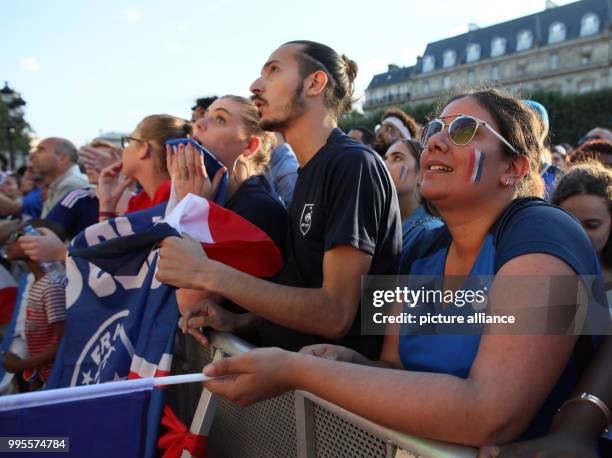 July 2018, France, Paris: FIFA World Cup 2018, semi-finals: France vs Belgium. Several fans gather in front of the Paris City Hall during the public...