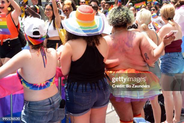 backs of women at the annual gay pride parade in nyc> - bo zaunders fotografías e imágenes de stock