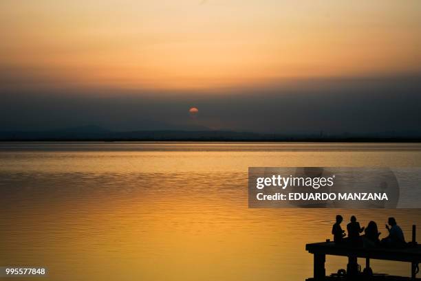 friends on  the dock - manzana stockfoto's en -beelden