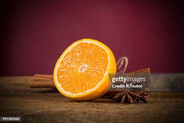 orange fruit, cinnamon sticks and anise stars on wooden table - unprocessed fotografías e imágenes de stock