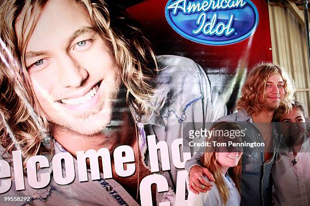 American Idol" Season 9 finalist Casey James poses with two young fans after performing in front of a hometown audience May 14, 2010 in Fort Worth,...
