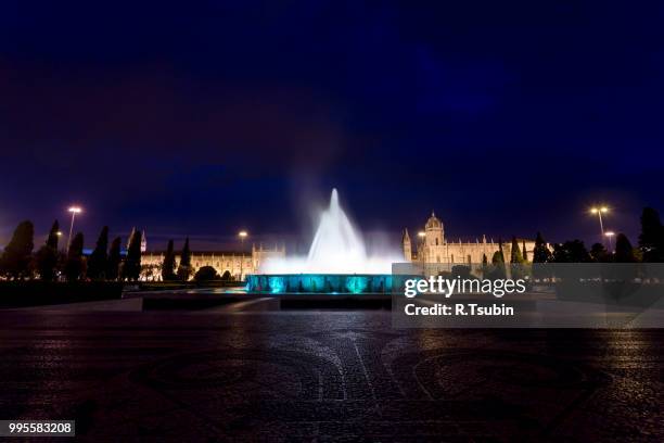 monastery of the hieronymites and fountain at night. lisbon, portugal - manueline photos et images de collection