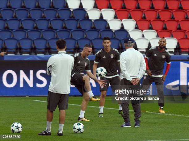 Bayern Munich players take part in a training session at Parc des Princes in Paris, France, 26 September 2017. FC Bayern Munich are due to play Paris...