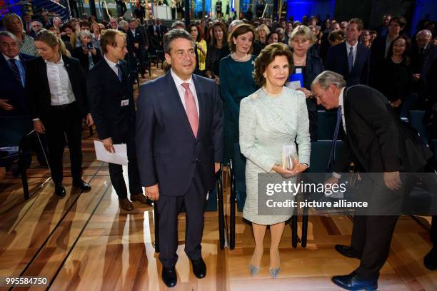 German Foreign Minister Sigmar Gabriel and Sweden's Queen Silvia at the Theodor Wanner Award ceremony at the Allianz-Forum in Berlin, Germany, 26...