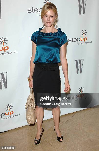 Julie Bowen arrives at the Step Up Women's Network 2010 Inspiration Awards at The Beverly Hilton hotel on May 14, 2010 in Beverly Hills, California.