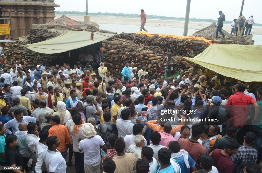 Cremation Of Gangster Munna Bajrangi At Manikarnika Ghat