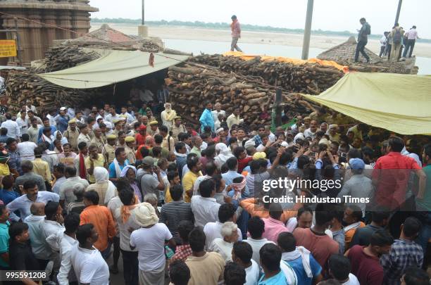 People seen during the cremation of gangster Prem Prakash Singh alias Munna Bajrangi at Manikarnika Ghat on July 10, 2018 in Varanasi, India. The...