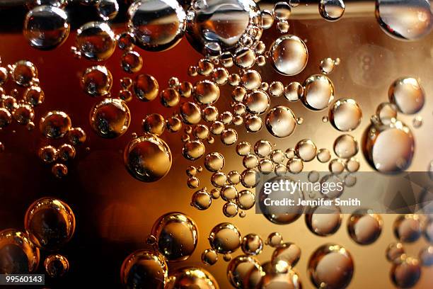 soda bubbles - cola stockfoto's en -beelden