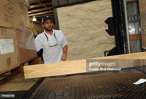 Actor Luke Perry, part time Middle Tennessee resident volunteers with Soles4souls Inc.to bring relief to Nashville flood victims. Here Luke Perry...