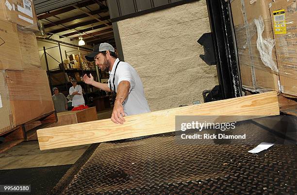 Actor Luke Perry, part time Middle Tennessee resident volunteers with Soles4souls Inc.to bring relief to Nashville flood victims. Here Luke Perry...