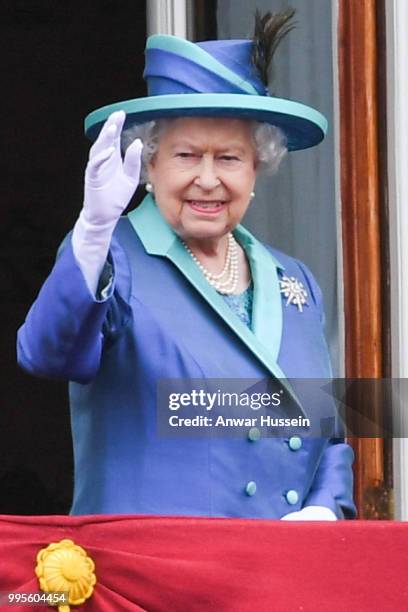 Queen Elizabeth ll stands on the balcony of Buckingham Palace to view a flypast to mark the centenary of the Royal Air Force on July 10, 2018 in...