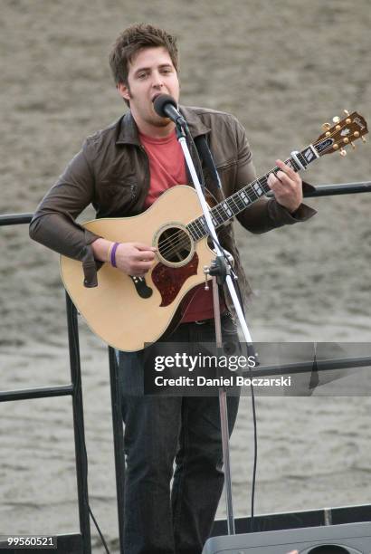 Lee DeWyze performs during his "American Idol" homecoming concert at Arlington Park on May 14, 2010 in Arlington Heights, Illinois.