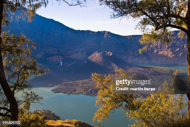 a view from the inside of the crater of rinjani volcano, lombok island , indonesia. - lombok stock-fotos und bilder