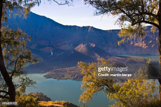 a view from the inside of the crater of rinjani volcano, lombok island , indonesia. - berge 個照片及圖片檔