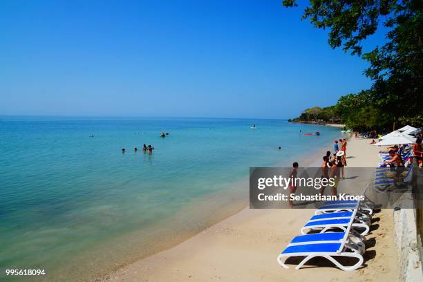 beach with chairs at the corales del rosario and san bernardo national natural park, baru, cartagena, colombia - san bernardo stock-fotos und bilder