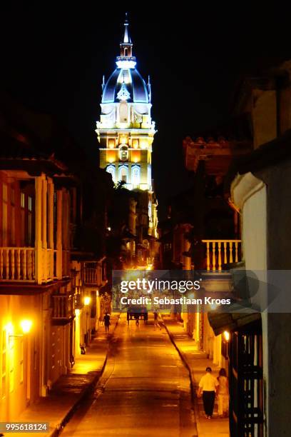 calle de don sancho at night, colourful clock tower of the cathedral of cartagena, night, cartagena colombia - calle stockfoto's en -beelden