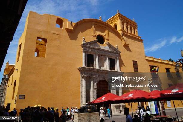 church of the convento de santo domingo, square and statue of botero, cartagena, colombia - santo domingo church stock pictures, royalty-free photos & images