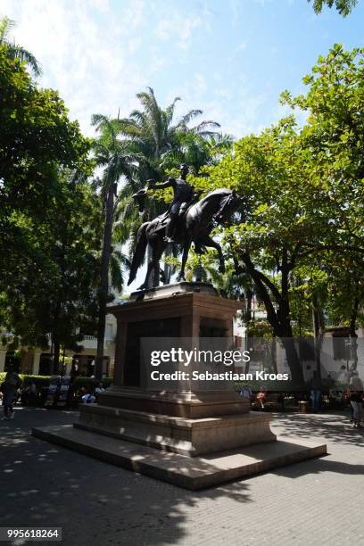 park simon bolivar with statue, cartagena, colombia - sebastiaan kroes stockfoto's en -beelden