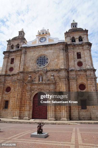 san pedro claver church, statue, cartagena, colombia - sebastiaan kroes stockfoto's en -beelden