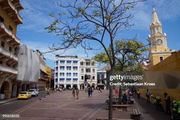 plaza de los coches, cetral square in old cartagena, torre de reloj, cartagena, colombia - plaza de los coches stock pictures, royalty-free photos & images