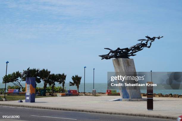 monumento a los alcatraces, statue, cartagena, colombia - sebastiaan kroes stockfoto's en -beelden