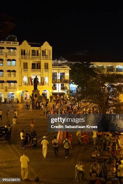 crowded plaza de los coches square at night, people, cartagena, colombia - sebastiaan kroes stockfoto's en -beelden