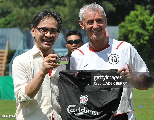 Liverpool football legend Ian Rush and Indonesian Foreign Minister Marty Natalegawa pose for photographers during a coaching clinic for children in...