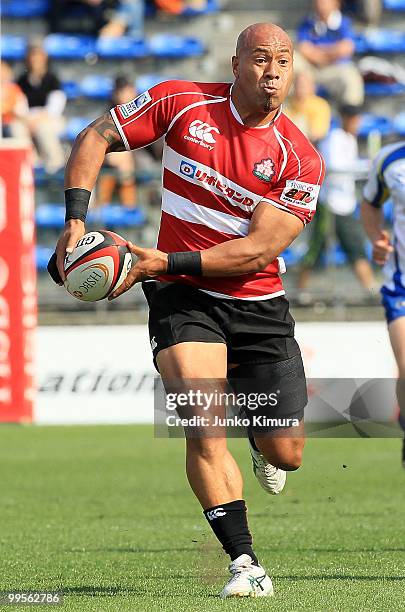 Alisi Tupuailei of Japan looks to pass the ball during the HSBC Asian 5 Nations match between Japan and Kazakhstan at Prince Chichibu Stadium on May...