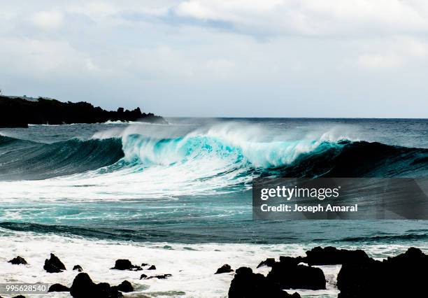 aqua blue surf rolling in - amaral fotografías e imágenes de stock