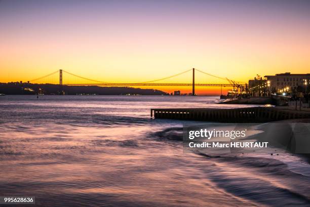 tejo river & 25 de abril bridge, lisboa, portugal - abril bildbanksfoton och bilder