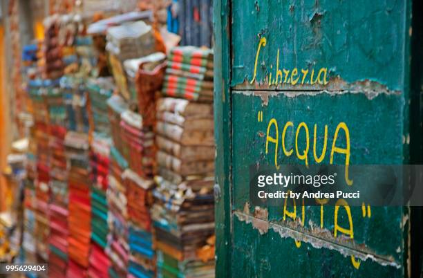 libreria acqua alta or the bookstore of high water, venice, veneto, italy - acqua 個照片及圖片檔