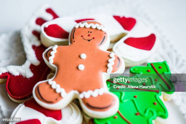 christmas cookies on rustic wooden background - figurita de jengibre fotografías e imágenes de stock