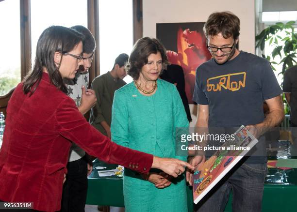 Bettina Graefin Bernadotte , a refugee, Sweden's Queen Silvia and a mentor in conversation during a workshop with refugees on the island of Mainau in...