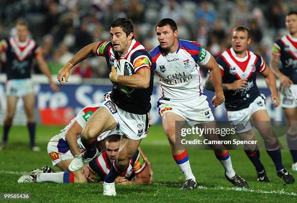 Anthony Minichiello of the Roosters makes a break during the round ten NRL match between the Sydney Roosters and the Newcastle Knights at Bluetongue...