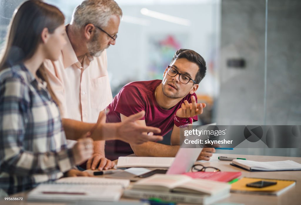 Coopérer avec leur professeur tout en e-learning au campus des étudiants.