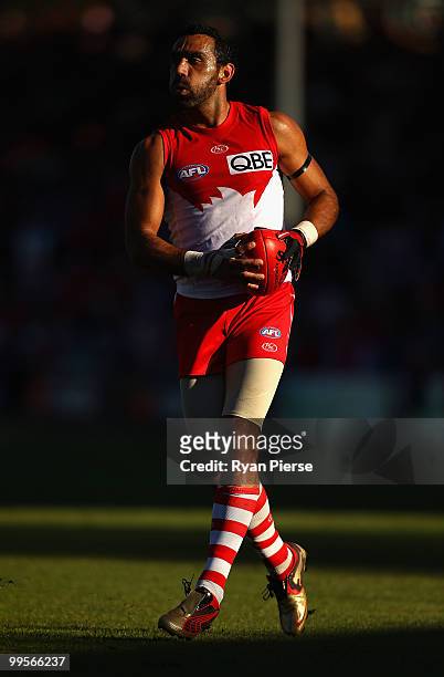 Adam Goodes of the Swans looks upfield during the round eight AFL match between the Western Bulldogs and the Sydney Swans at Manuka Oval on May 15,...
