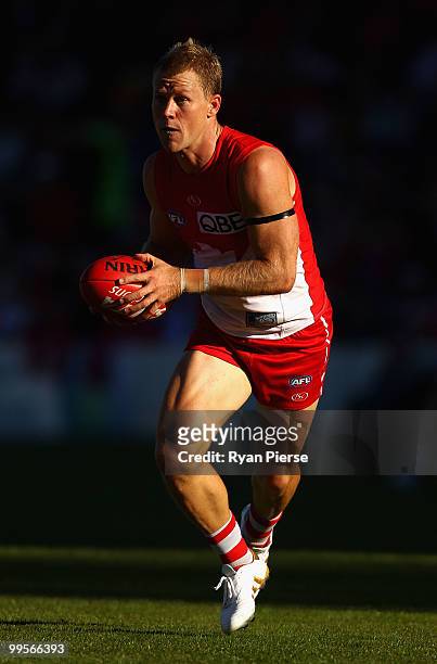 Ryan O'Keefe of the Swans looks upfield during the round eight AFL match between the Western Bulldogs and the Sydney Swans at Manuka Oval on May 15,...